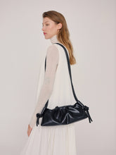 Load image into Gallery viewer, Bolso Dumpling de cuero vegano con doble asa ajustable: Piedra