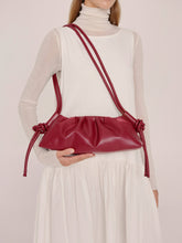 Load image into Gallery viewer, Bolso Dumpling de cuero vegano con doble asa ajustable: Piedra