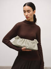 Load image into Gallery viewer, Bolso Dumpling de cuero vegano con doble asa ajustable: Salvia