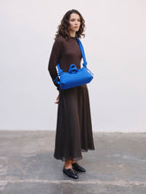 Load image into Gallery viewer, Bolso Baguette Ona: Azul cobalto