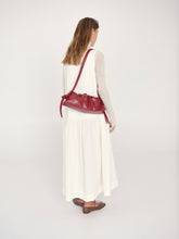 Load image into Gallery viewer, Bolso Dumpling de cuero vegano con doble asa ajustable: Chocolate