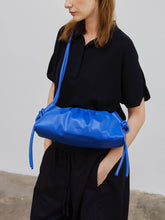 Load image into Gallery viewer, Bolso Dumpling de cuero vegano con doble asa ajustable: Chocolate