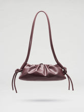 Load image into Gallery viewer, Bolso Dumpling de cuero vegano con doble asa ajustable: Chocolate