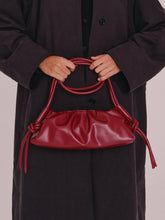 Load image into Gallery viewer, Bolso Dumpling de cuero vegano con doble asa ajustable: Piedra