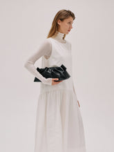 Load image into Gallery viewer, Bolso Dumpling de cuero vegano con doble asa ajustable: Piedra