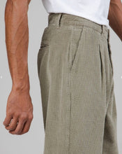 Load image into Gallery viewer, Pantalón de Pana con Pinzas - Pale Green
