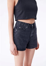 Cargar imagen en el visor de la galería, Nora Shorts - Retro Black