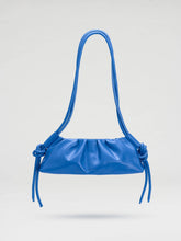 Load image into Gallery viewer, Bolso Dumpling de cuero vegano con doble asa ajustable: Chocolate
