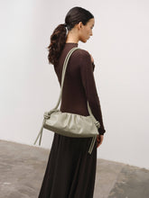 Load image into Gallery viewer, Bolso Dumpling de cuero vegano con doble asa ajustable: Piedra