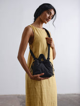 Load image into Gallery viewer, Bolsa blanda Micro Ona: Negro