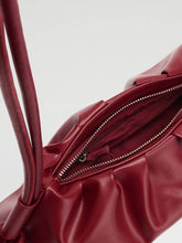 Load image into Gallery viewer, Bolso Dumpling de cuero vegano con doble asa ajustable: Chocolate