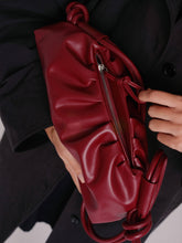 Load image into Gallery viewer, Bolso Dumpling de cuero vegano con doble asa ajustable: Piedra