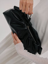 Load image into Gallery viewer, Bolso Dumpling de cuero vegano con doble asa ajustable: Piedra