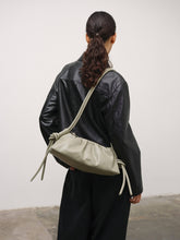 Load image into Gallery viewer, Bolso Dumpling de cuero vegano con doble asa ajustable: Chocolate