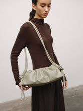Load image into Gallery viewer, Bolso Dumpling de cuero vegano con doble asa ajustable: Piedra