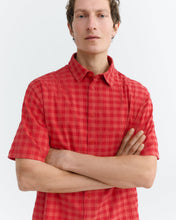 Cargar imagen en el visor de la galería, Camisa seersucker roja Paddy