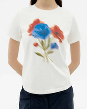 Load image into Gallery viewer, Camiseta blanca blurry flower Ida