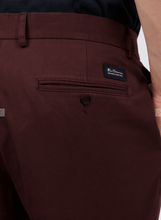 Cargar imagen en el visor de la galería, SIG Slim Stretch Chino Pant  - BORDEAUX - lacontra
