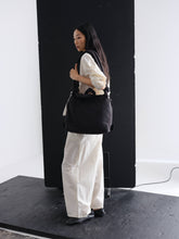 Cargar imagen en el visor de la galería, Bolsa blanda Ona: Vichy negro
