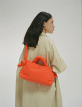 Cargar imagen en el visor de la galería, Bolsa blanda MiniOna: Rojo cereza
