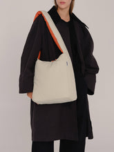 Cargar imagen en el visor de la galería, Bolso Luca: Blanquecino + Óxido
