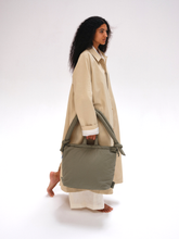 Cargar imagen en el visor de la galería, Bolsa blanda Ona: Azul algodón + Raya marrón
