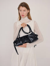 Load image into Gallery viewer, Bolso Dumpling de cuero vegano con doble asa ajustable: Piedra
