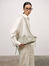 Load image into Gallery viewer, Bolso Dumpling de cuero vegano con doble asa ajustable: Salvia
