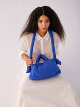 Load image into Gallery viewer, Bolsa blanda MiniOna: Azul cobalto
