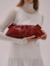 Load image into Gallery viewer, Bolso Dumpling de cuero vegano con doble asa ajustable: Piedra
