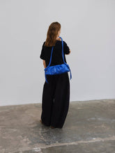 Load image into Gallery viewer, Bolso Dumpling de cuero vegano con doble asa ajustable: Salvia
