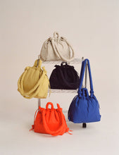 Cargar imagen en el visor de la galería, Bolsa blanda Ona: Azul algodón + Raya marrón
