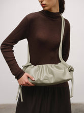 Load image into Gallery viewer, Bolso Dumpling de cuero vegano con doble asa ajustable: Piedra

