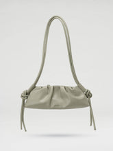 Load image into Gallery viewer, Bolso Dumpling de cuero vegano con doble asa ajustable: Chocolate
