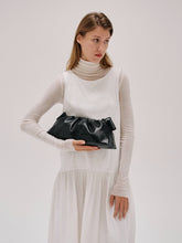Load image into Gallery viewer, Bolso Dumpling de cuero vegano con doble asa ajustable: Piedra
