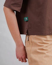 Load image into Gallery viewer, Camiseta Bombon Label Squared Marrón
