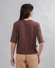 Load image into Gallery viewer, Camiseta Bombon Label Squared Marrón
