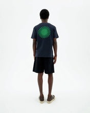 Cargar imagen en el visor de la galería, Camiseta navy sol espalda verde
