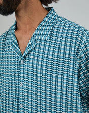 Load image into Gallery viewer, Camisa Aloha Sardinas Azul
