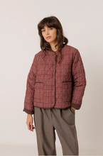 Cargar imagen en el visor de la galería, CHAQUETA ACOLCHADA ESTAMPADO TARTÁN
