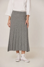 Cargar imagen en el visor de la galería, FALDA MIDI CANALÉ CON CASHMERE
