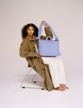 Cargar imagen en el visor de la galería, Bolsa blanda Ona: Azul algodón + Raya marrón
