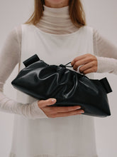 Cargar imagen en el visor de la galería, Bolso Dumpling de cuero vegano con doble asa ajustable: Negro
