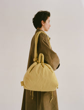 Cargar imagen en el visor de la galería, Bolsa blanda Ona: Azul algodón + Raya marrón

