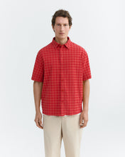 Cargar imagen en el visor de la galería, Camisa seersucker roja Paddy

