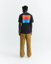 Load image into Gallery viewer, Camiseta Mediterranean Sunrise Navy Zach
