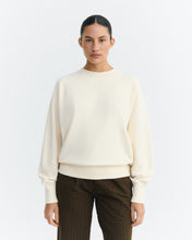 Load image into Gallery viewer, Sudadera bordada a mano shell Bonnie
