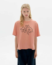Cargar imagen en el visor de la galería, Camiseta rosa bordada a mano flower Lucia
