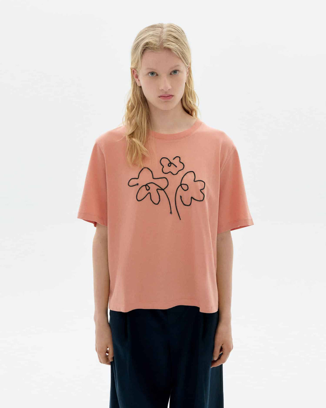 Camiseta rosa bordada a mano flower Lucia