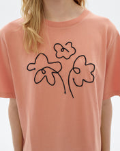 Cargar imagen en el visor de la galería, Camiseta rosa bordada a mano flower Lucia
